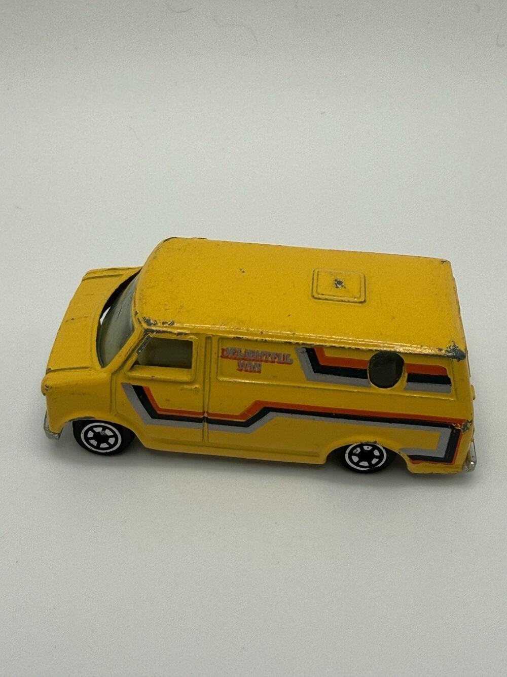 Vintage Yatming 1:64 DELIGHTFUL VAN YELLOW # 899 Car